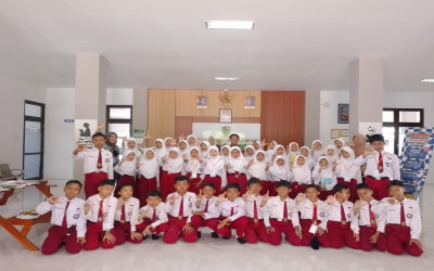 Siswa-Siswi MI Cokroaminoto Beji Kunjungi Perpusda Banjarnegara, Tumbuhkan Minat Literasi Sejak Dini